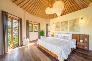 Villa Meraki, 6BR heart of seminyak, lushed garden Villa in Kuta