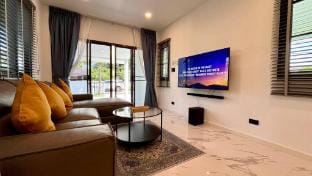 Khaolak House - Large 16 Meters Lap Swimming Pool Apartment in Khuekkhak