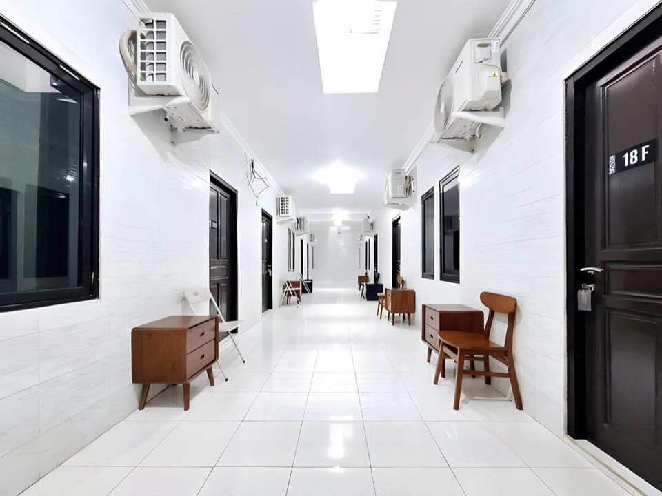 RedDoorz Syariah near Stasiun Gubeng 2 Hotel in Surabaya
