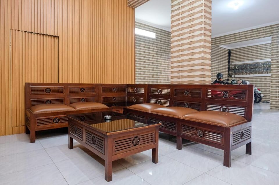RedDoorz Syariah near Stasiun Gubeng 2 Hotel in Surabaya