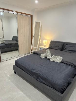 *Quiet, warm , private and perfect new home 4 fam Vacation rental in Sydney