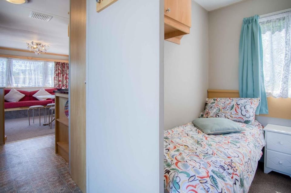 Hopkins Retreat - 3 Bedroom Caravan - Hot Tub Apartment in Wales