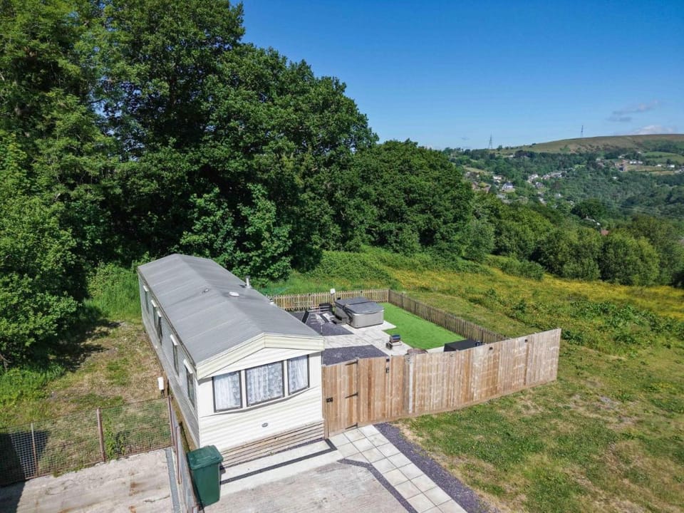 Hopkins Retreat - 3 Bedroom Caravan - Hot Tub Apartment in Wales