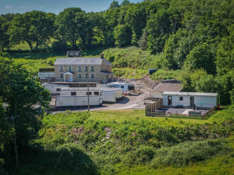 Hopkins Retreat - 3 Bedroom Caravan - Hot Tub Apartment in Wales