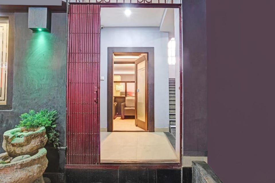 Super Townhouse Zoo Road Near Guwahati Central formerly IR Luxuria Hotel in Bangladesh