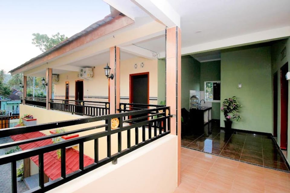 Urbanview Griya Lota Guest House Banyuwangi Hotel in East Java