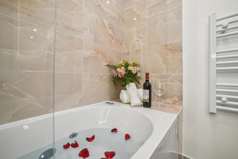 Lavie Maison Hot Tub and AC Apartment in Nice