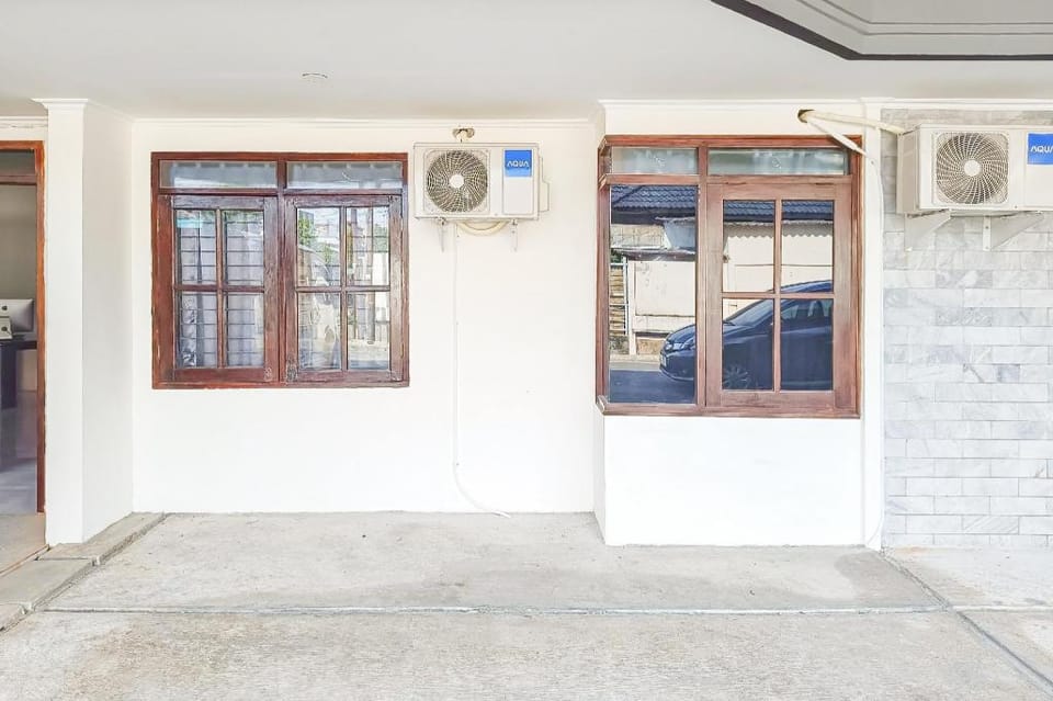 RedDoorz @ Anjasmoro Guest House near Bandara Ahmad Yani Semarang Hotel in Indonesia
