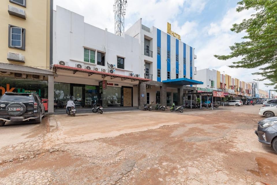 RedDoorz Plus Near SP Plaza Batu Aji Batam Hotel in Riau Islands, Indonesia