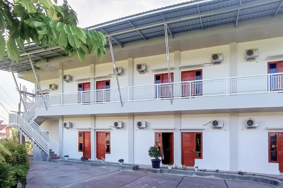 RedDoorz Syariah @ Djaya Guest House Padang Hotel in Padang