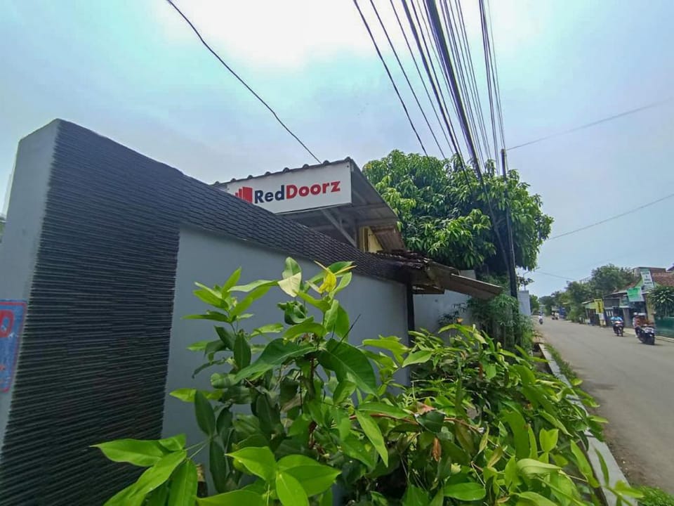 RedDoorz @Penginapan Hello Pacitan Hotel in East Java