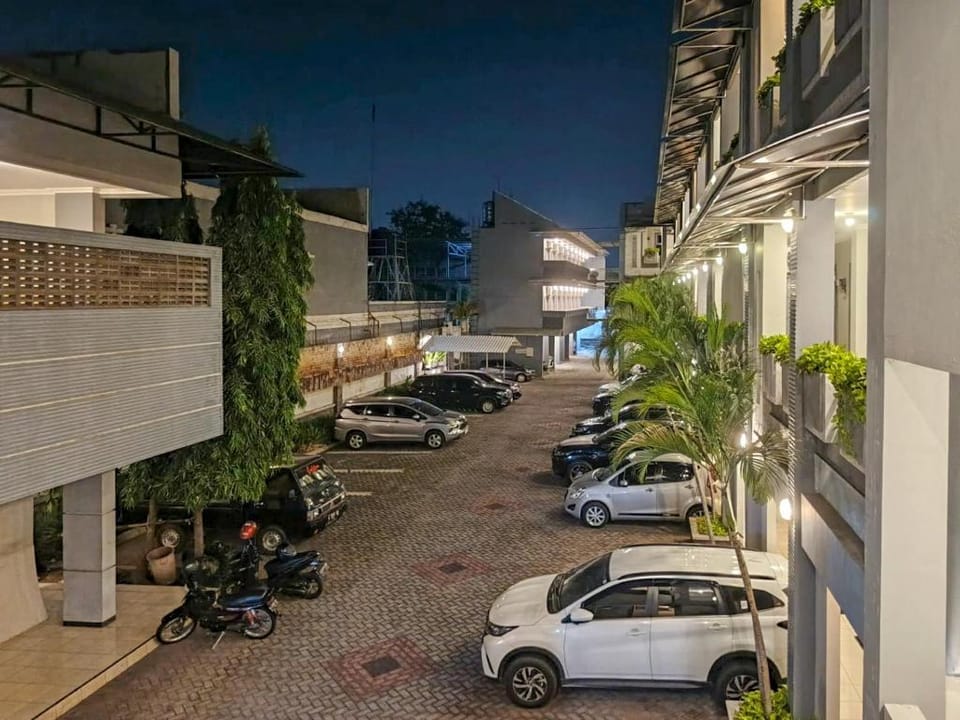 Graha Marina RedPartner near Plaza Marina Hotel in Surabaya