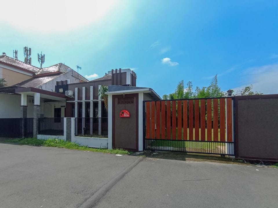 RedDoorz @ Wisma Garden Purwokerto Hotel in Indonesia