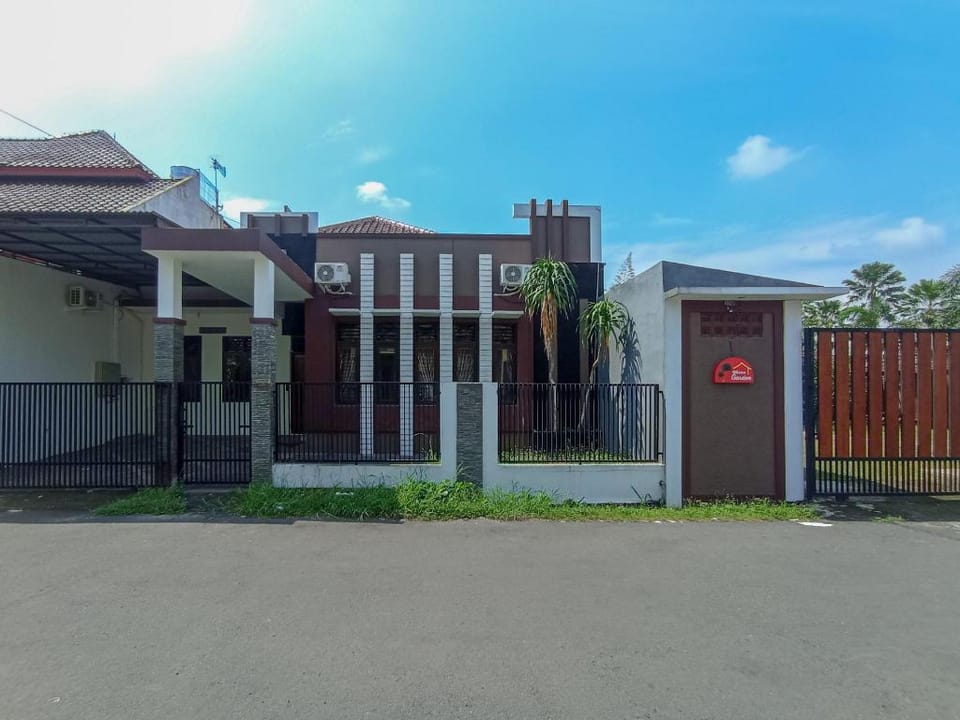 RedDoorz @ Wisma Garden Purwokerto Hotel in Indonesia