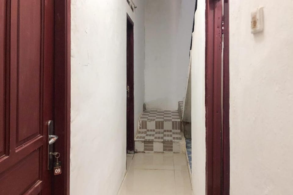 Penginapan Dheas near Bandara City Mall Mitra RedDoorz Hotel in Jakarta