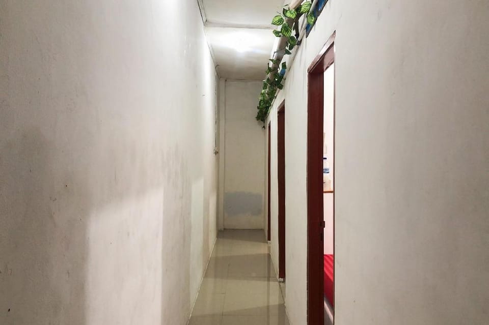 Penginapan Dheas near Bandara City Mall Mitra RedDoorz Hotel in Jakarta