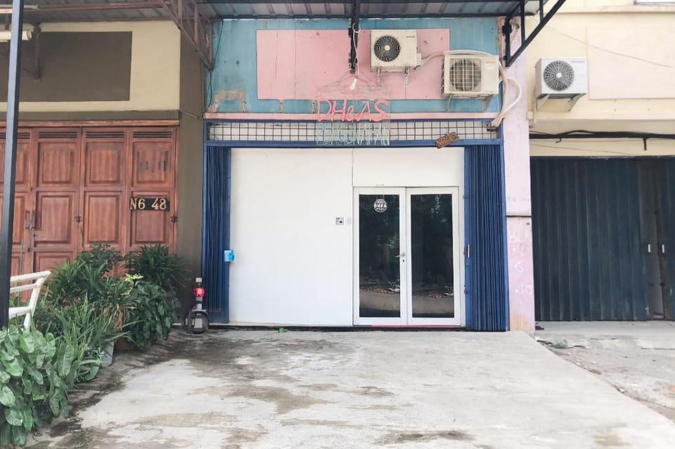 Penginapan Dheas near Bandara City Mall Mitra RedDoorz Hotel in Jakarta