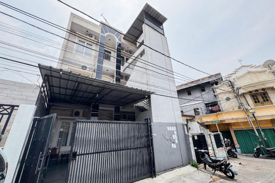Wisma Al Iman Syariah 25 Mitra RedDoorz Hotel in Jakarta