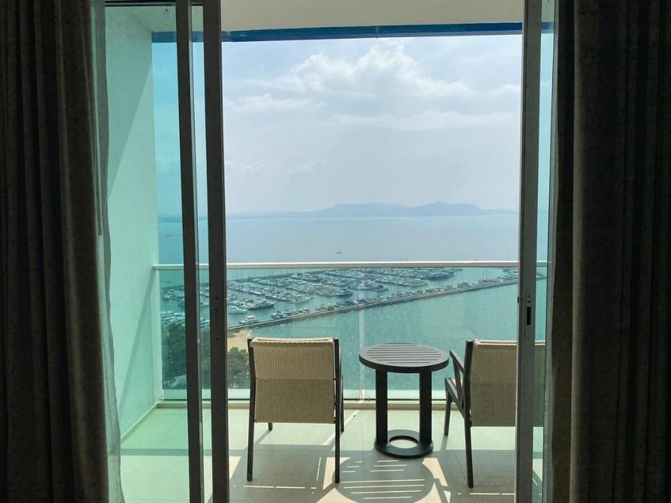 Movenpick White Sand beach Apartment in Pattaya City
