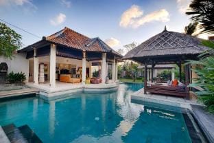 Villa sesari is a 4 Bedroom luxury private villa.  Apartment in Kuta
