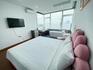 Hà Thành Stay - Bathtub with Lake view Apartment in Hanoi