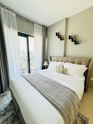 Stylish & Lux Apt | Canal View, Walk to Metro Apartment in Dubai