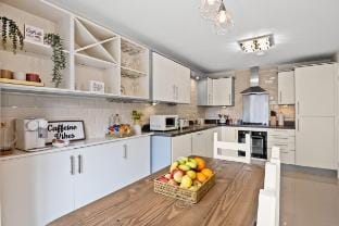 Radiant Retreat: 5* Location ~ Spacious~ Parking! Vacation rental in Slough