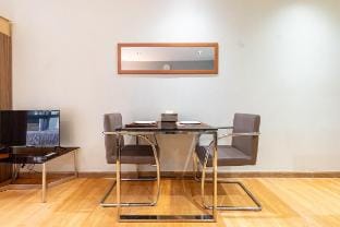 Executive Suite in Makati, w/ Amazing Skyline View Apartment in Makati