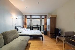 Executive Suite in Makati, w/ Amazing Skyline View Apartment in Makati