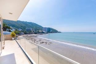 ???? ????? ????-Beachfront Villa in Vung Tau