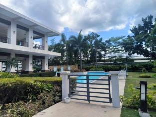 2bdr condo rental free wifi,netflix,pool,parking Villa in Davao City