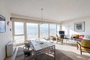 Seaview Apartment on the Beach - Free Parking Apartment in Ostend