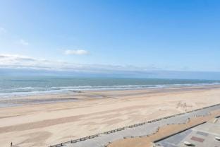 Seaview Apartment on the Beach - Free Parking Apartment in Ostend