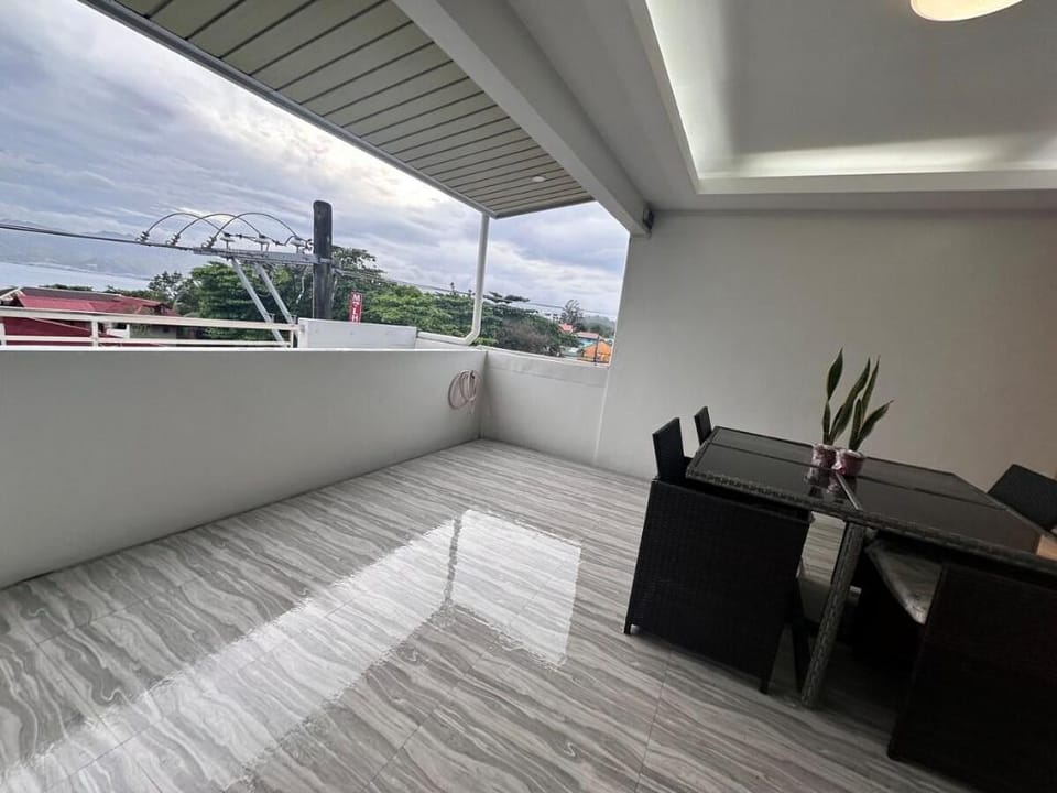 The Penthouse -Bo. Barretto, Olongapo near beach Apartment in Olongapo