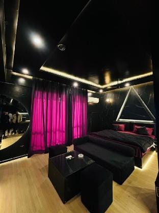 Shady room Apartment in Lucknow