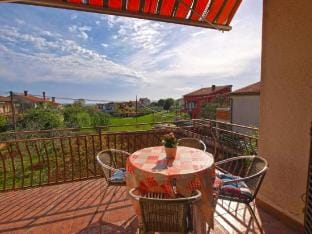 Bright apartment with garden and balcony Apartment in Pula