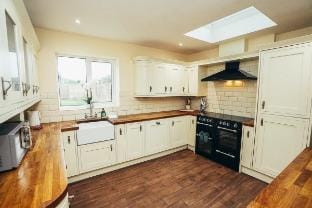 Groups | Self Check In | Parking | Smart TV | W/D Vacation rental in Derby