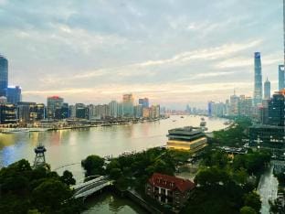 上海的核心地区超级景观房，领略魔都的夜魔都的没，滨临黄浦江一线江景，每个房间都可以坐拥上海的璀璨， Apartment in Shanghai