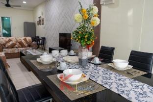 K Home -Cozy 3-Storey Landed/5R4B(16 Pax) CityKK Vacation rental in Kota Kinabalu