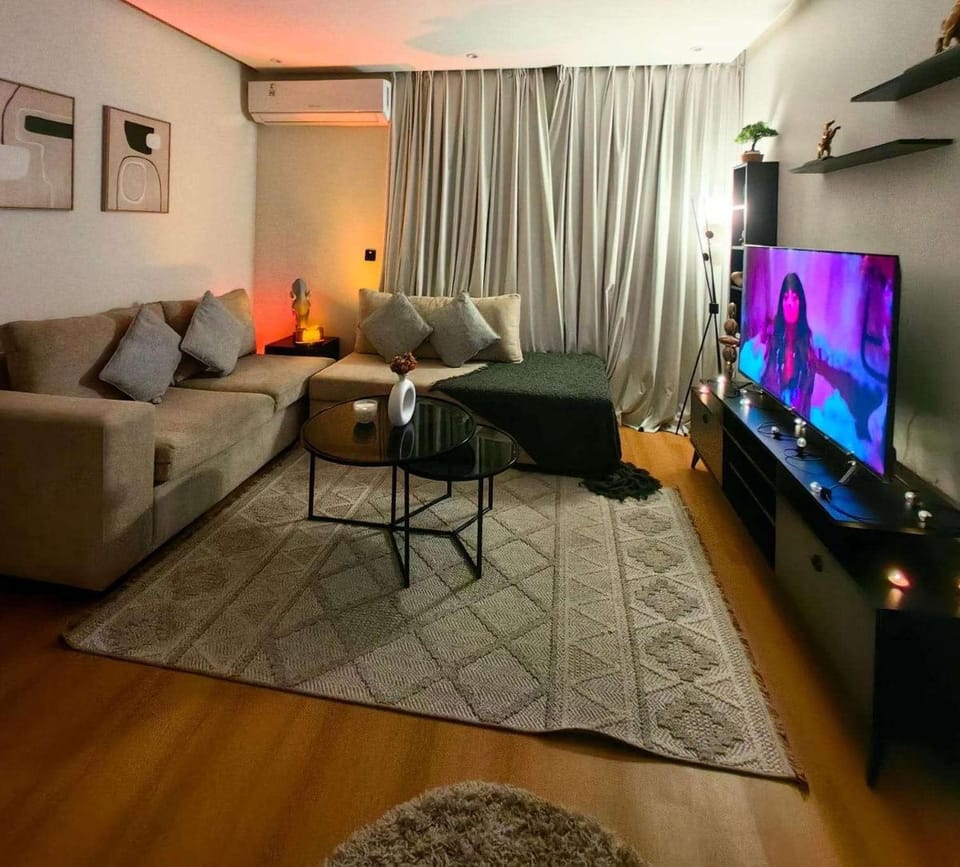 Modern 1BR, 60" 4K TV, Spacious, Self-Entry Apartment in Riyadh