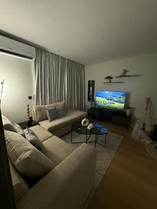 Modern 1BR, 60" 4K TV, Spacious, Self-Entry Apartment in Riyadh