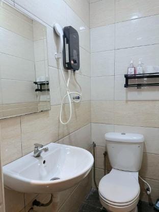 H3 NO TV 5min Walkable to KSL | Room For 2 pax Vacation rental in Johor Bahru