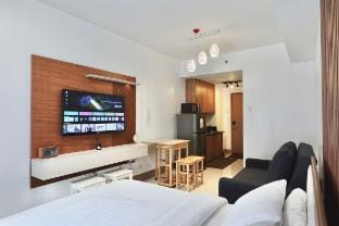 Modern Lux at Shore 3 Tower 4 SMDC Pool View Apartment in Pasay