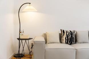 People's Square, 4 Bedrooms, 2 Baths, Nanjing Road, Yu Garden Apartment in Shanghai