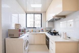 People's Square, 4 Bedrooms, 2 Baths, Nanjing Road, Yu Garden Apartment in Shanghai