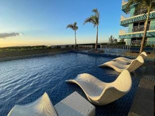 Modern 2BR beside Okada Manila with Sunset View Vacation rental in Pasay