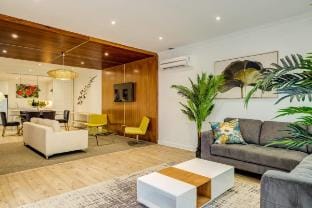 Contemporary Apartment close to the Radisson Majol Apartment in Cape Town
