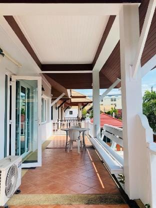 Hhuang Su Villa 4, Villa No. 4 with Swimming Pool Vacation rental in Pattaya City