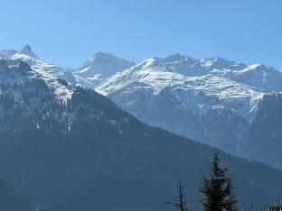 Sahasrara Mud House -1: Peaceful Stay by Homeyhuts Vacation rental in Manali
