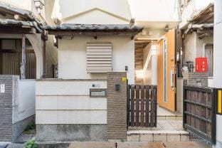 New design Cozy 4ppl 2-story Family House 2br&tub Vacation rental in Osaka